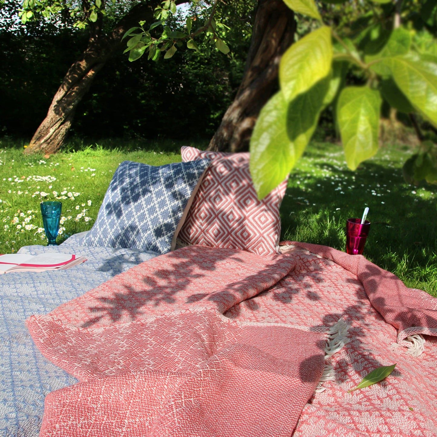 Hug Rug Woven Trellis Throw Coral Pink 130x180 Rug